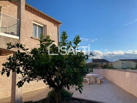 In the sought-after village of Boujan-sur-Libron, close to beaches and urban amenities in a quiet residential area. On a fenced plot of 344 m2 with terraces, swimming pool, this villa offers very beautiful volumes on two levels of housing, each with ...