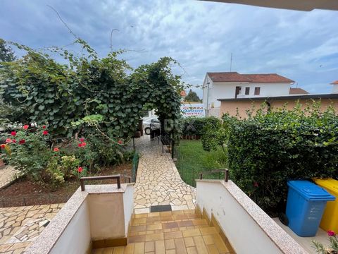 Location: Istarska županija, Fažana, Valbandon. ISTRIA, VALBANDON - House with garden and garage in a quiet part of the village Part of a semi-detached house for sale in Valbandon, in the municipality of Fažana, 7 km from Pula. The house is in a grea...