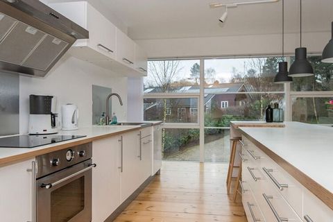 Maison de vacances haut de gamme, construite avec les meilleurs matériaux et avec un mobilier moderne et une cheminée bio. Le chalet est sur deux étages, où l'étage inférieur contient 4 chambres et une salle de bain avec douche. A l'étage, il y a une...