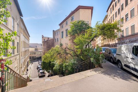 Investing in real estate in Lyon is always a good idea! You will fall in love with this pretty property on the top floor with its two large windows offering a breathtaking view of the rooftops and towers of the city. There is no elevator, so there ar...