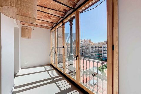This elegant 130sq m flat is located in a refurbished old building, equipped with a lift, in a privileged location in the heart of Barcelona, in Consell de Cent avenue. Just a few steps from the Girona metro station, this apartment combines the beaut...