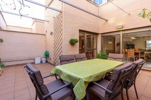 Welcome to this spectacular townhouse in one of the best areas of Granada!. Welcome to this spectacular townhouse in one of the best areas of Granada! With a wide variety of services nearby, such as schools, supermarkets and public transportation, Th...