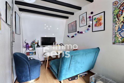 IMMOSENS EXCLUSIVITY Ideally located in the sought-after and secure area of Old Lille, 15 minutes walk from La Catho, IESEG Vauban district and the IAE, 10 minutes from Lille Flandres train station and 5 minutes from the Grand Place, cosy apartment o...