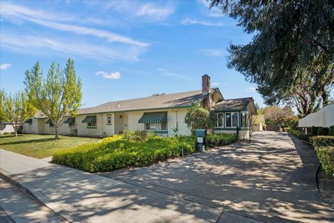 Nestled behind a gated entrance, this 1950s Urban farmhouse oasis boasts two separate homes. Ideal for a multi-generational family, on almost an acre, with and the potential to create your own compound. R-2 zoning Possible 11-unit development *buyer ...