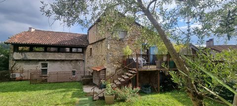 In the heart of the historic hyper-center of Figeac, old building which has undergone interior renovation. It is in single ownership and offers: - cellars on the ground floor (120m² approx.) - first floor: a large T2 of 80 m² with a terrace of 16m² a...