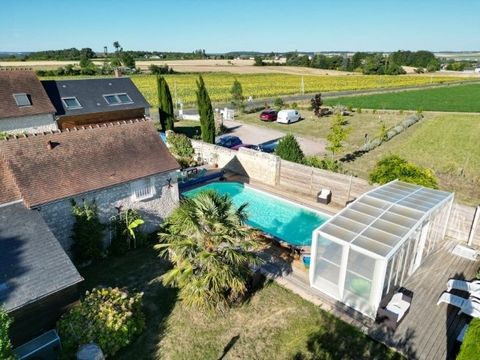 Discover this splendid 18th century sheepfold, completely renovated and nestled in a picturesque village south of Ste Maure de Touraine. Ready to change professional direction and embark on the adventure of tourism? Come and discover this real estate...