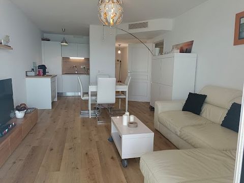 A 360° view of the ocean, on the top floor and therefore not overlooked, this T3 apartment consists of an entrance, a living room with its fitted and equipped kitchen, two bedrooms including an ocean view, a bathroom. A large balcony for meals in pea...