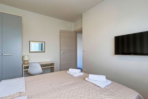 Prywatny balkon, 2 sypialnie z podwójnymi łóżkami, 1 sypialnia z 1 łóżkiem pojedynczym, 2 oddzielne łazienki, parking z monitoringiem.