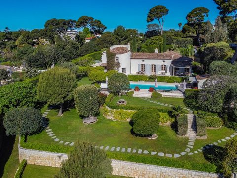 Magnificent property on the wonderful Cap d'Antibes offering 449m2 of living space, located just 400 metres from the beaches of Garoupe and 400 metres from shops. This wonderful home stands on wooded and landscaped grounds of 4172m2 and really must b...