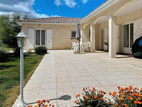 Pleasant villa of 130 m2 on 4266 m2 of landscaped and fenced garden. This very bright house is located 5 minutes by car from all amenities. It offers a functional layout: a spacious living room to accommodate your guests, a large kitchen of 16 m2 equ...