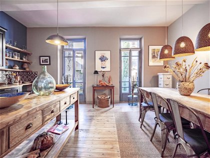 Impossible not to fall in love with this exceptional and unique town house which has been completely restored and tastefully decorated yet retaining many original features, offering undeniable charm and character. The house offers spacious volumes, s...