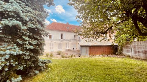 Rare in the region, real estate complex with 4 apartments, located 5 minutes from Avallon in the axis Avallon - L'isle-Sur-Serein. 7.2km from access to the A6 motorway. Three F2 of about 50 m2 including one rented (380 € per month. Bare lease. Effect...