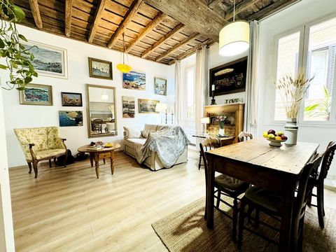 Located in the heart of the splendid city of Rome, a few steps from the majestic Colosseum, via del Cardello there is this delightful apartment for sale with a ceiling with splendid exposed beams. In a building from the 1700s, the property located on...