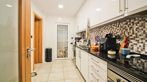 ten apartament T2, położony w centrum Portimão, został całkowicie odnowiony, aby zapewnić komfort i praktyczność. Posiada dwie sypialnie, obie z wbudowanymi szafami, zapewniającymi dużo miejsca do przechowywania. Salon i jadalnia są przestronne, zape...