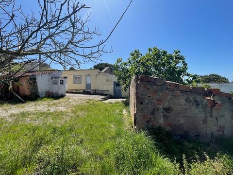 Detached house with 4 rooms for recovery with land of 1808m2, in the parish of Ventosa, 10 minutes from the city of Torres Vedras! Excellent opportunity to transform this space to your liking, with space for a garden and leisure area and a garage are...