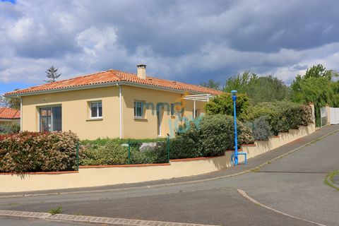 Charlotte Monier / IMMOJOY vous propose en EXCLUSIVITE, sur la commune d'Auterive, une maison de qualité, sur un emplacement idéal. Nous sommes à 30km au sud de Toulouse. Cette maison de plain-pied, construite en 2015, offre 115m2 habitables, sur une...