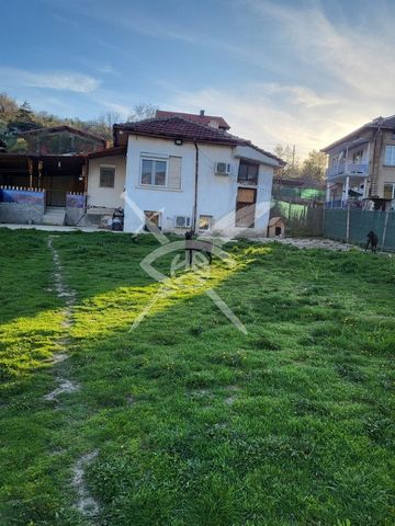 La empresa 'EX' presenta su casa con patio en el pueblo de Mlamolovo. UBICACIÓN: A 60 km del centro de la ciudad de Plovdiv. Sofía y a 3 km de Sofía. Bobov dol. CONSTRUCCIÓN: Viguetas de vigas desde 1975 DISTRIBUCIÓN: La vivienda tiene una superficie...