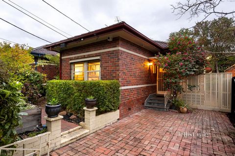 Soak up the parkside serenity of Springthorpe Gardens in this captivating three bedroom plus study Art Deco haven. Enjoying a private gate to the park, this glorious home makes a magnificent mark in its superb open plan living and dining room which t...