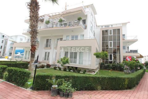 Investeringsappartement in een Elite-complex aan het zwembad op loopafstand van voorzieningen in Belek, Antalya Het appartement te koop is gelegen in Belek, Antalya, een toeristisch en attractief centrum dat beroemd is om zijn wereldberoemde golfhote...