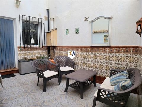 Deze woning ligt centraal in het hart van de zeer populaire stad Mollina, in de provincie Malaga in Andalusië, Spanje, dicht bij alle lokale voorzieningen die de stad te bieden heeft, waaronder winkels, banken, bars en restaurants. Aan de voorzijde k...