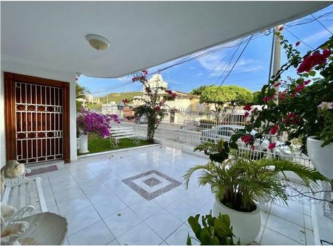 Three floors, 6 bedrooms, 7 bathrooms and a utility room, a san alejo room, fruit trees and measures in front 12 meters, 16 meters deep and 27 on the right and 27 on the left, water and light, located in an exclusive privileged place Barrio Pie de la...