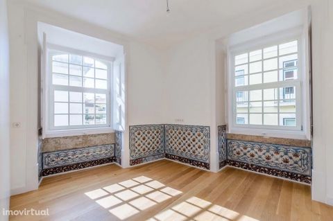 Large apartment ideally located, at the intersection of three award-winning neighborhoods, very close to the Tagus, in the Sé district, which looks more like a village and where everything is accessible on foot, two steps from the Cathedral and the C...