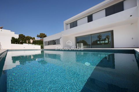 New construction villa for sale in Benissa, in Buenavista, situated in a very quiet residential area (dead end street), 2,1 Km from the sea, very close to Moraira and all kind of services. This modern style villa enjoys nice open views + views to the...