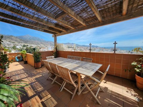 Wonderful Penthouse in Nerja with 3 bedrooms and large terraces, very central and bright, 10 minutes walk from the beach and the center with spectacular views. Located on the fifth floor of a building with an elevator in the eastern area of Nerja, it...