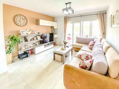This flat is located very close to the old town of Calpe, the exit to the N-332 road, bus stops, supermarkets, etc. and consists of entrance hall with built-in wardrobe, 3 spacious bedrooms with built-in wardrobes, 2 complete bathrooms (the main one ...