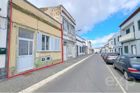 This house offers a unique opportunity to live in comfort and style in the picturesque area of Santa Clara, in Ponta Delgada. With a privileged location, close to all the city's essential amenities and surrounded by the natural beauty of the island o...