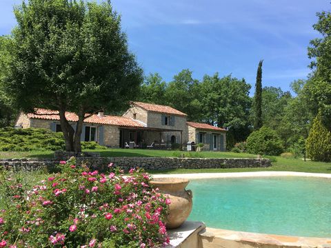 Situated in a quiet area, on a plot of about 11.000m2, the beautiful old mas, has about 150m2 of living space and comprises: Entrance hall, fitted kitchen opening onto a pergola terrace, large living room (48m2) with fireplace, leading to a terrace, ...