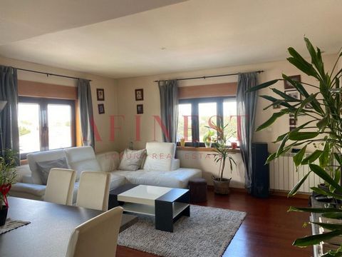 3 bedroom flat in the centre of Charneca da Caparica in a private condominium with swimming pool, gym and green spaces. Apartment with garage and storage room with excellent areas and finishes consisting of the following divisions. Living room with 2...
