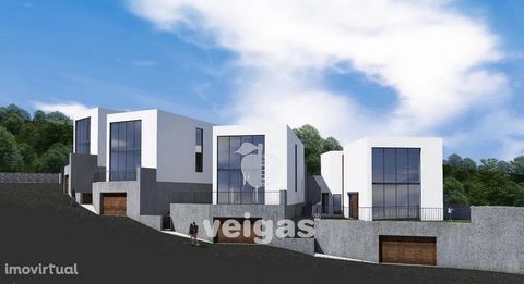 Mixed building located in the municipality of Alcobaça, consisting of a dwelling house on the ground floor, first and second floors, patio and annexes. Land with architecture project approved for 4 single-family villas in the Historic Center of Alcob...