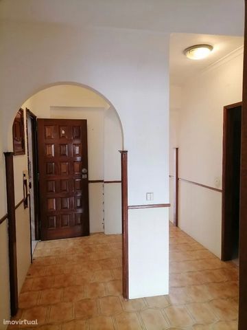 T2 (3 Rooms) Very well located in Agualva-Cacém, it is at the top of Avenida dos Bons Amigos, close to transport, good access to the IC19 and A16, with plenty and varied local commerce, such as banks, pharmacies, restaurants, cafes, study center, sup...