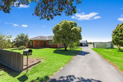Situated on the close perimeter of Somerville town centre with major shopping, schools and all amenities close by, this 14.4 acre (approx) property with original mid-century brick abode is brimming with untapped potential. Whether establishing a berr...
