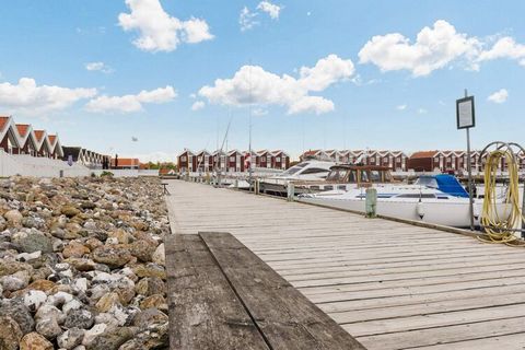 Ferienhaus direkt an der Hafenkante des Yachthafens in Nibe. Bietet fantastischen Ausblick zum Hafen und Fjord mit maritimer Umgebung! Das Reihenhaus hat einen offenen Küchen-/Wohnbereich mit doppelter Schlafcouch, dazu ein Bad mit Dusche sowie ein S...