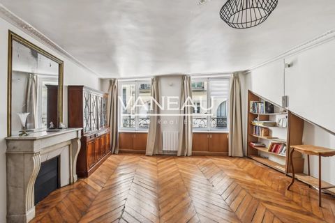 Palais Royal- Groupe Vaneau biedt een studio-appartement van 31 m² in een charmant condominium. Het bestaat uit een woonkamer met open keuken, doucheruimte met wasruimte en apart toilet. Kastruimte. Dit appartement heeft alle charme van vroeger: visg...