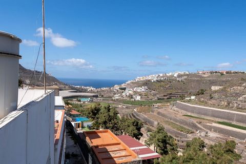Don't miss the opportunity to acquire this spacious semi-detached house in Tenoya, in Las Palmas de Gran Canaria! . With 221 m2 built distributed over three floors, this property offers the possibility of creating three independent homes, making it a...