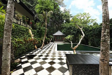 Deze prachtige woning met 4 slaapkamers ligt direct aan de rivier in een charmant dorpje in Tabananan, Bali, en combineert moderne luxe met traditionele Balinese charme. Het pand ligt op een perceel van 4.350 m² en biedt een prachtige achtergrond, om...