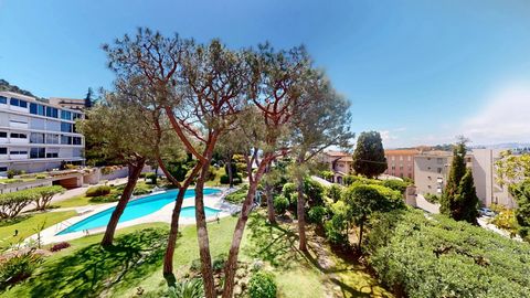 NICE/ BAS MONT BORON - In a sought-after luxury residence with swimming pool, park and caretaker, splendid 4/5 room apartment of 143m2 crossing and bathed in light. It consists of a large living room of 55m2 with unobstructed views of the park and th...