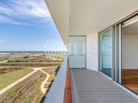 3-bedroom apartment, with 161 sqm of gross private area, outdoor space, two parking spaces, and a storage room, located in the private condominium Bayline, in the area of Lagoa dos Salgados and Praia Grande Bay, in Armação de Pêra, Algarve. The apart...