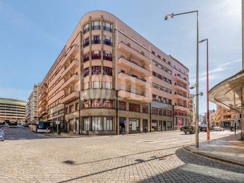 3-bedroom apartment with 138 sqm of gross private area, in a building with an elevator, in the center of Porto city. This typical style property, with two facades and generous areas, has been converted into a 2-bedroom apartment, fully renovated and ...