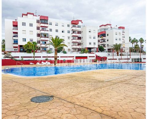 Na sprzedaż 3 pokojowe mieszkanie w San Eugenio, zaledwie 450 metrów od plaży. Apartament ma 83 m2 zabudowy i składa się z 3 sypialni z wbudowanymi szafami, dużego salonu z całkowicie nowym aneksem kuchennym, 2 niedawno odnowionych łazienek i przytul...