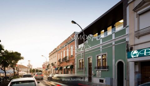 Commercial building with 4 floors, 14 offices and an elevator , for sale in the heart of Loulé, Algarve . This property has been refurbished , with a traditional Portuguese frontage on the outside and an entirely modern interior, creating a harmoniou...