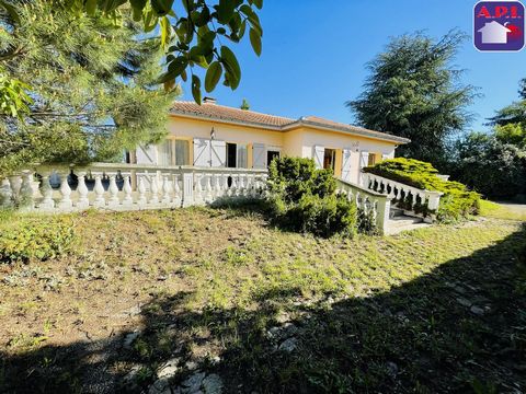 HOUSE NEAR THE CENTER EXCLUSIVELY at API, come and discover this house located in a quiet area of VARILHES, close to all shops and amenities. Located on a plot of 1661 m², you will be charmed by its wooded area and its ideal geographical location. On...