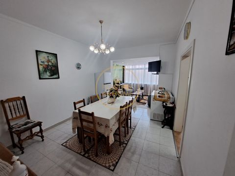 Descubre este encantador apartamento situado en la ciudad de Olhão. Con tres dormitorios y dos baños, esta propiedad amplia y luminosa ofrece un ambiente cálido y confortable para toda la familia. Con una superficie total de 86 metros cuadrados, una ...