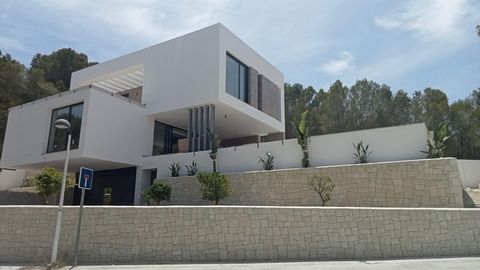 ▷Modern Villa Construction Project in Teulada with Private Pool, 4Km from Moraira Beach. Fully Equipped villa of 394m2 on 3 floors and a Plot of 800m2 with Alarm, automatic Security doors, security windows, Garage for two vehicles, Storage room and G...