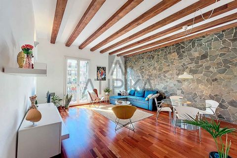 Just minutes from one of the trendiest promenades in the city, Passeig Sant Joan, where you can find all kinds of services and establishments, and with perfect public transportation connections, we find this cozy 80m2 apartment for sale. Currently un...