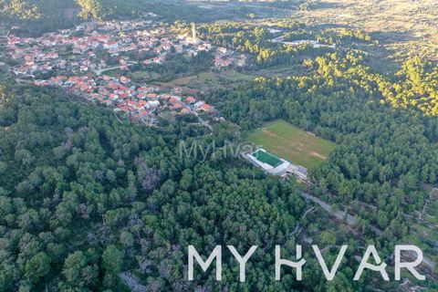 Scopri l'ambiente perfetto per la tua casa familiare o villa su questo terreno edificabile situato nel cuore dell'isola di Hvar, all'interno dell'iconico villaggio di Vrbanj. Vantando una posizione ideale, questo terreno offre la vicinanza alla forni...