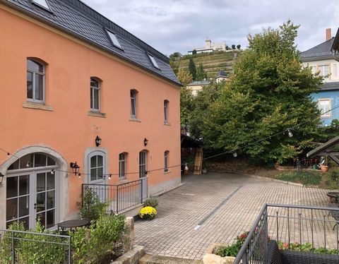 The former coach house and horse stables from 1897 were renovated to a high standard in 2023. The house is located in the middle of Saxony's wine country, with Schloss Wackerbarth, Weingut Hoflößnitz and several vineyards in walking distance. With a ...